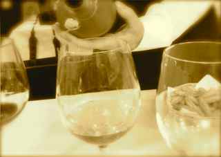Los mejores sommeliers han observado diferencias en el sabor del vino servido en las copas tratadas con luz de color